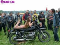 порно фотосессия Тёлка села голою пиздой на мотоцикл biker477054.jpg