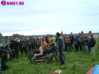 Тёлка села голою пиздой на мотоцикл biker477055.jpg скачать