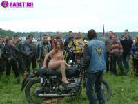 порно фотосессия Тёлка села голою пиздой на мотоцикл biker477056.jpg