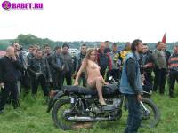 порно фотосессия Тёлка села голою пиздой на мотоцикл biker477057.jpg