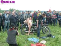 порно фотосессия Тёлка села голою пиздой на мотоцикл biker477067.jpg