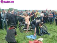 порно фотосессия Тёлка села голою пиздой на мотоцикл biker477068.jpg