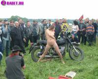 порно фотосессия Тёлка села голою пиздой на мотоцикл biker477070.jpg