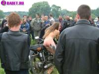 порно фотосессия Тёлка села голою пиздой на мотоцикл biker477077.jpg