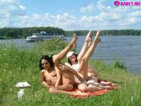 порно фотосессия Три голых девушки красиво отдыхают 3549066.jpg