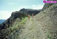 порно фотосессия Студентки ходят голенькими по горам laxa115007.jpg