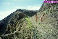 порно фотосессия Студентки ходят голенькими по горам laxa115009.jpg