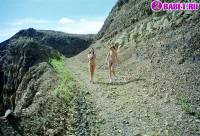 порно фотосессия Студентки ходят голенькими по горам laxa115010.jpg