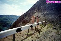 порно фотосессия Студентки ходят голенькими по горам laxa115062.jpg
