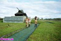 порно фотосессия Три голые пизды залезли на танк ges137020.jpg
