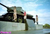 порно фотосессия Три голые пизды залезли на танк ges137029.jpg
