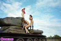порно фотосессия Три голые пизды залезли на танк ges137041.jpg