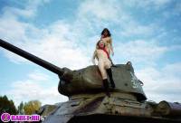 порно фотосессия Три голые пизды залезли на танк ges137044.jpg