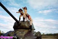 порно фотосессия Три голые пизды залезли на танк ges137046.jpg