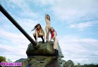 порно фотосессия Три голые пизды залезли на танк ges137047.jpg
