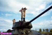 порно фотосессия Три голые пизды залезли на танк ges137051.jpg