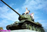 порно фотосессия Три голые пизды залезли на танк ges137057.jpg