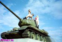 порно фотосессия Три голые пизды залезли на танк ges137058.jpg