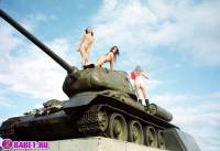 порно фотосессия Три голые пизды залезли на танк ges137060.jpg