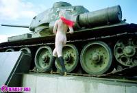 порно фотосессия Три голые пизды залезли на танк ges137067.jpg