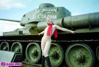 порно фотосессия Три голые пизды залезли на танк ges137069.jpg
