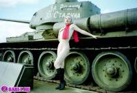 порно фотосессия Три голые пизды залезли на танк ges137070.jpg