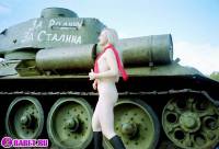 порно фотосессия Три голые пизды залезли на танк ges137072.jpg