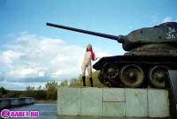 порно фотосессия Три голые пизды залезли на танк ges137078.jpg