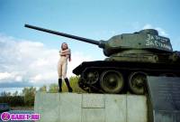 порно фотосессия Три голые пизды залезли на танк ges137080.jpg
