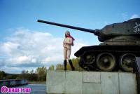порно фотосессия Три голые пизды залезли на танк ges137081.jpg