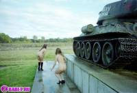 порно фотосессия Три голые пизды залезли на танк ges137084.jpg