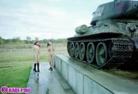 порно фотосессия Три голые пизды залезли на танк ges137085.jpg
