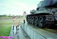 порно фотосессия Три голые пизды залезли на танк ges137089.jpg