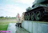 порно фотосессия Три голые пизды залезли на танк ges137093.jpg