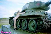 порно фотосессия Три голые пизды залезли на танк ges137097.jpg