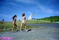 Голые девчёнки рядом с памятником 14-фото.йпг скачать