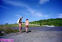 порно фотосессия Голые девчёнки рядом с памятником 16-фото.йпг