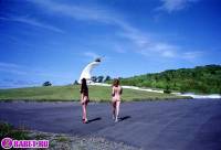 порно фотосессия Голые девчёнки рядом с памятником 20-фото.йпг