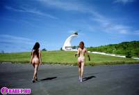 порно фотосессия Голые девчёнки рядом с памятником 21-фото.йпг