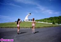 Голые девчёнки рядом с памятником 22-фото.йпг скачать