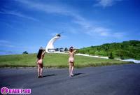 Голые девчёнки рядом с памятником 23-фото.йпг скачать