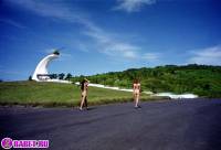 порно фотосессия Голые девчёнки рядом с памятником 27-фото.йпг