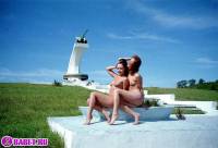 порно фотосессия Голые девчёнки рядом с памятником 36-фото.йпг