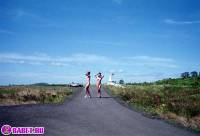 порно фотосессия Голые девчёнки рядом с памятником 57-фото.йпг