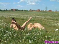 порно фотосессия Две голые пиздёнки среди одуванчиков 38-фото.йпг