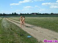 порно фотосессия Две голые пиздёнки среди одуванчиков 68-фото.йпг