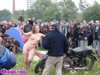 порно фотосессия Девченка хочет паренька при всех 49-фото.йпг