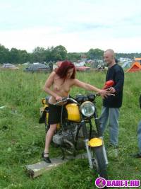 порно фотосессия Голая девчёнка решила похвастаться сиськами фото-11.йпг