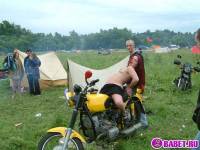 порно фотосессия Голая девчёнка решила похвастаться сиськами фото-15.йпг