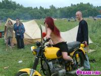 порно фотосессия Голая девчёнка решила похвастаться сиськами фото-18.йпг